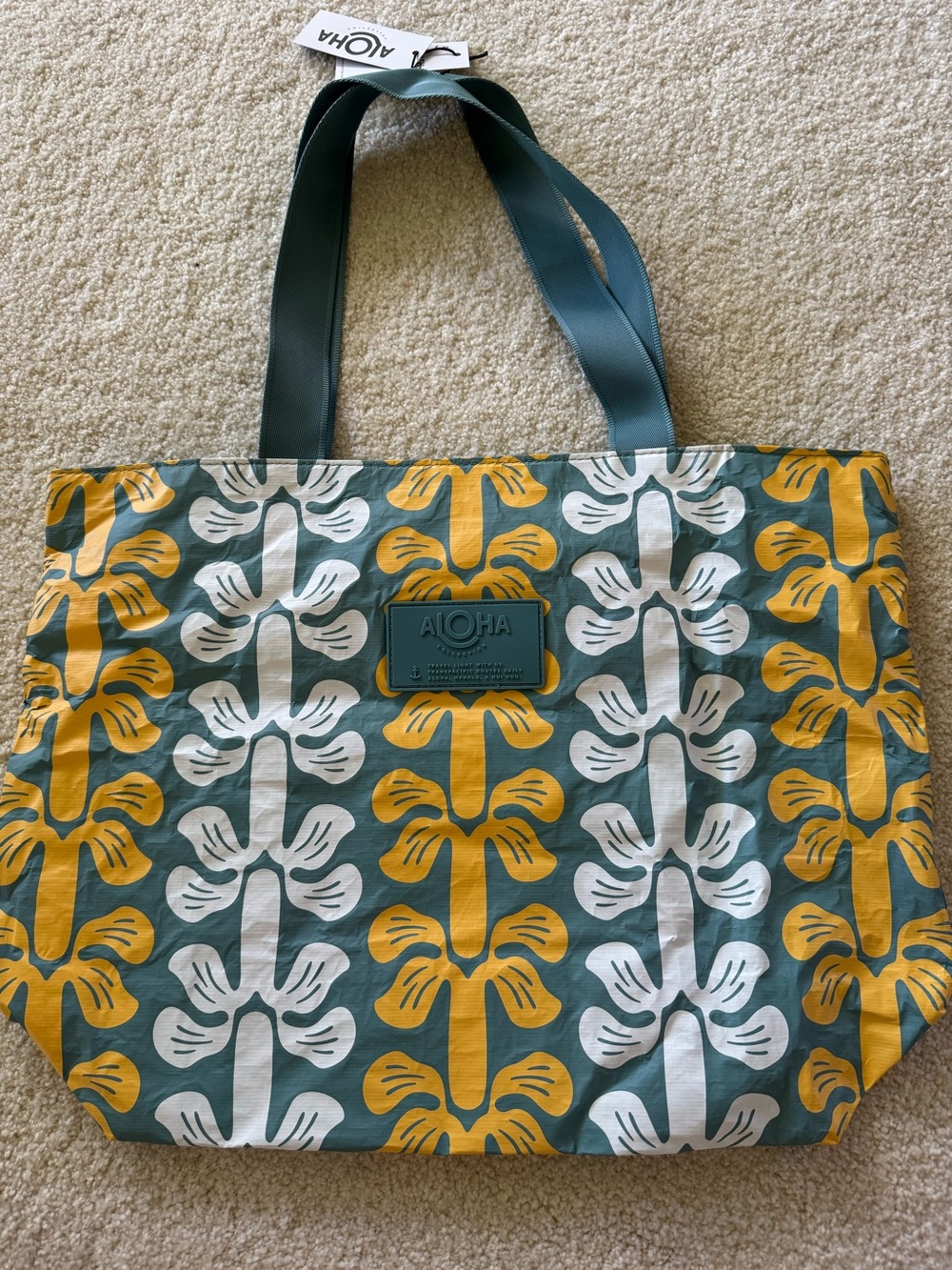 NWT Aloha Collection Puakenikeni Day Tripper Bag